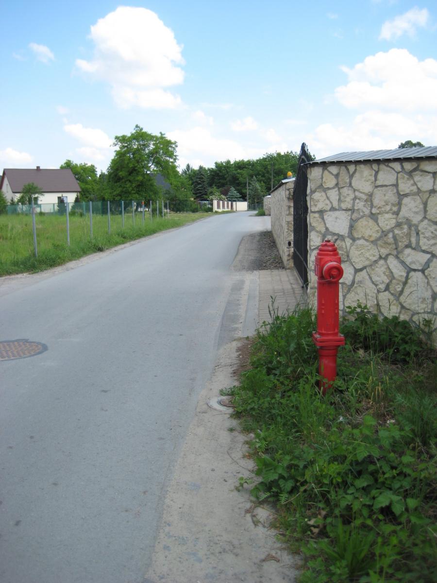 Hydrant nadziemny zlokalizowany na  sieci wodociągowej Dn 160 PE w miejscowości Niepołomice przy ul. Wrzosowej